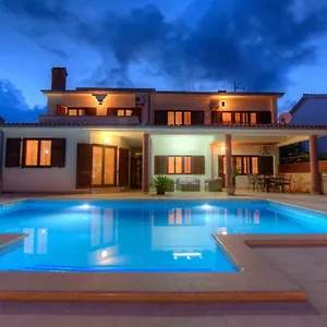 Komel With Pool Ferienhaus